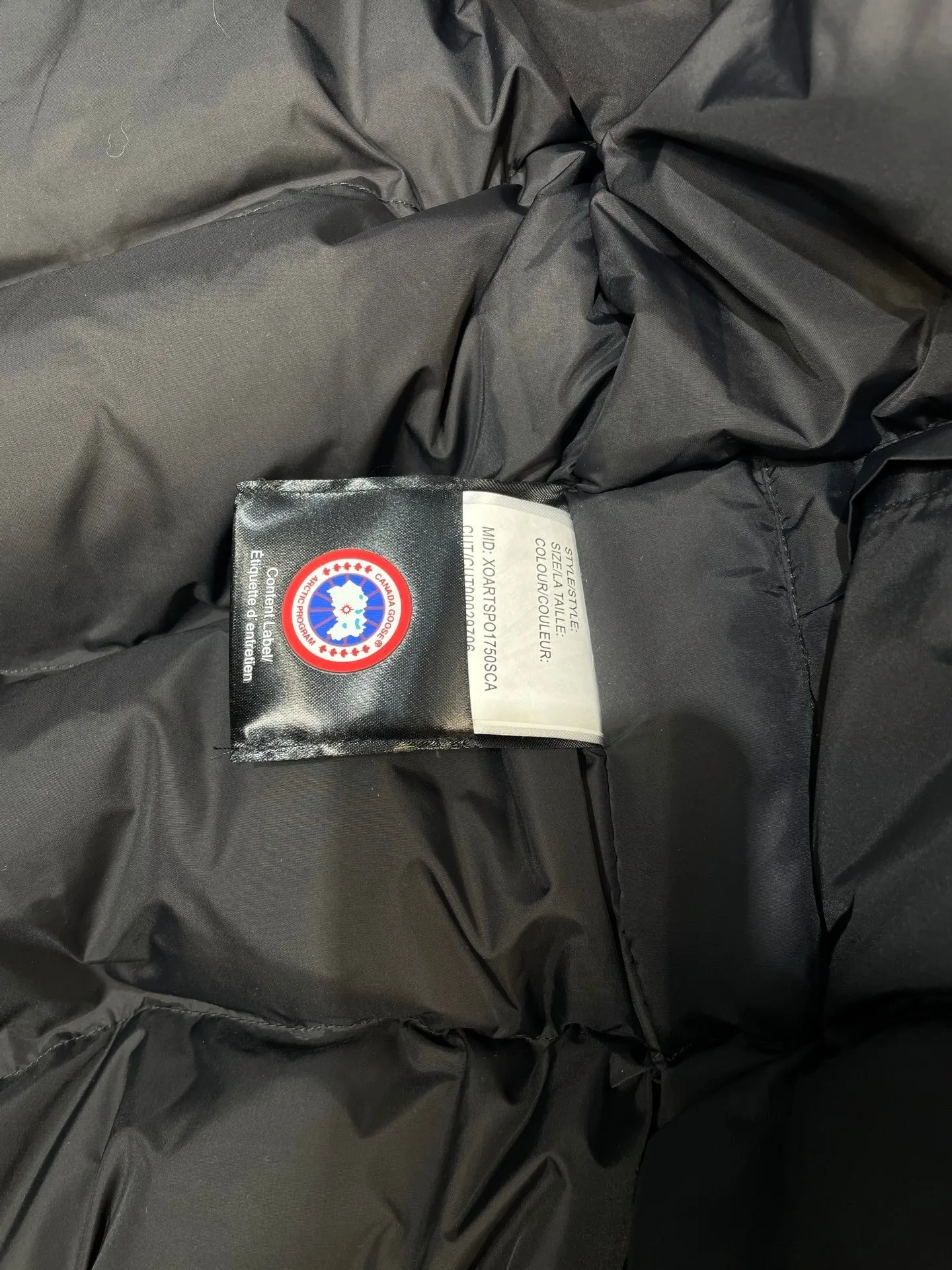 P760 original top quality Canada Goose #Chilliwa 7999M pilot short style/01 style #Men and Women Same Style# Synchronized anti-counterfeiting chip sensor! ➖ Imported 21S polyester-cotton blended original fabric [Last year’s 16S/18S hard fabrics have been completely eliminated, this year all use 21S synchronous fabrics, the soft mid-strap feels delicate and textured], synchronous Feather-Light 10D waterproof coating fabric, made of 84.5 polyester fiber and 15.5 cotton, 100% the best feel in the entire network! ➖ The official website synchronizes the national standard 80 white duck down, you can check the official website customer service, there will never be a series of misleading claims such as 90 down or goose down! ➖ Using the best nylon lon lining with double double-layer sealing design, anti-down 7 needles + grid-filled down ready-made garments, there will be 100% no so-called velvet running! ➖ The cuffs are designed with thickened seamless threads, and the collar and pocket lining are made of top-notch warmth and comfort! ➖ Yoshida YKK provides original custom-made electroplated sliders. YKK two-way lockable zippers are tight and smooth and will not peel off paint! ➖ 3M composite guarantees that the Velcro is the same as the original, durable, and all accessories and hardware are custom-made! ➖ Customized 10,000-needle embroidery labels imported from Behringer embroidery machines, 98% of which restore the original labels. You can check and compare on the official website! ➖ The fur collars are all made of large pieces of Western Canadian blue wolf hide, ensuring that each fur collar is 13-15cm wide!   Size:XS-XXL